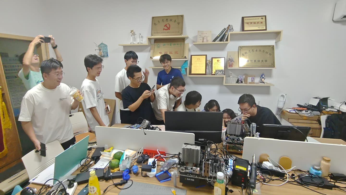 电脑医院成员在社团活动室里合影,桌面上摆着拆机工具与配件